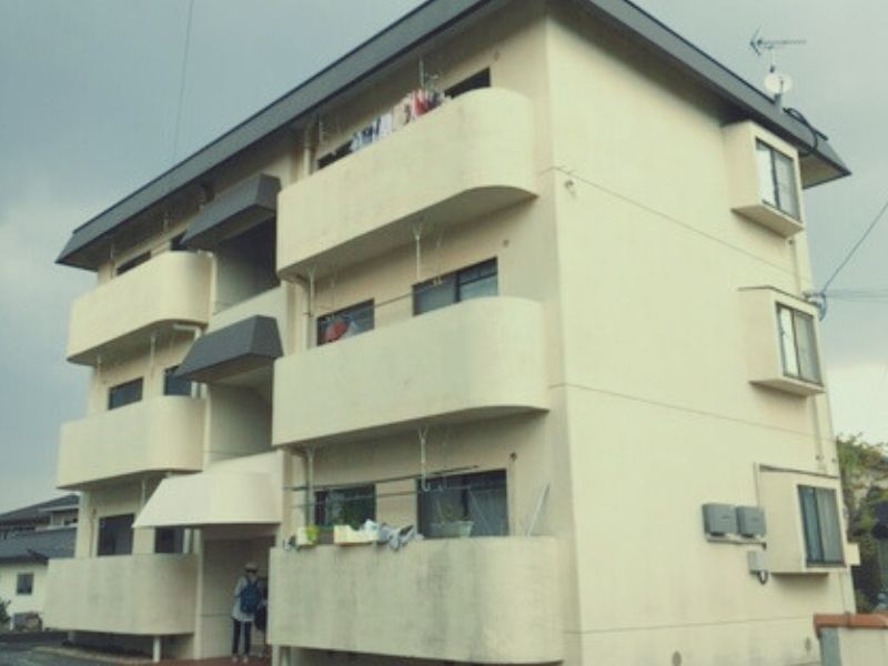 鳥取市アパート塗装　共用部（通路）の高圧洗浄の様子