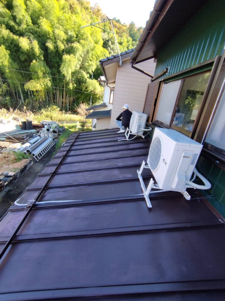 鳥取市屋根塗装　S様邸　仕上げの上塗り作業を行いました