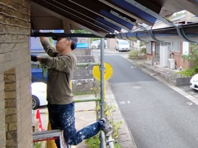 倉吉市U様邸　付帯部塗装の様子｜軒天・雨樋・シャッターを丁寧に仕上げました
