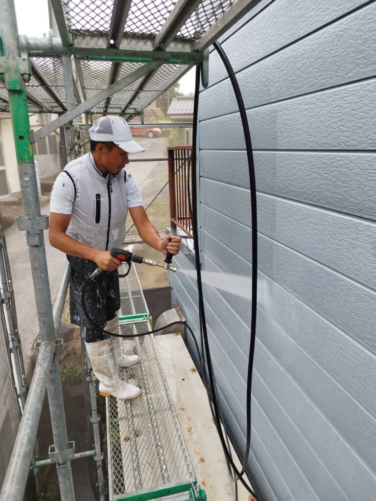 【現場ブログ】鳥取市O様邸｜外壁・付帯部の高圧洗浄作業を行いました！