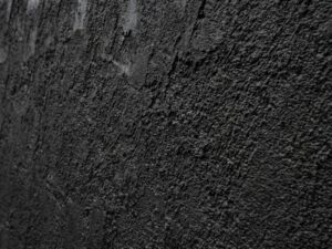 黒い外壁の質感クローズアップ