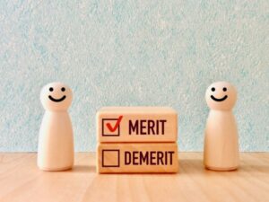 メリットにチェック・木製人形