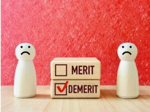 デメリットにチェック・木製人形