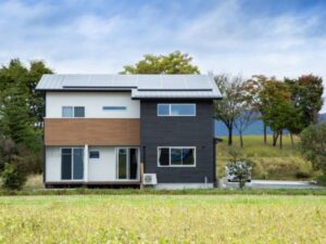 太陽光パネル付きのツートンカラー住宅