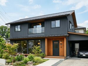 チャコールグレー外壁の住宅