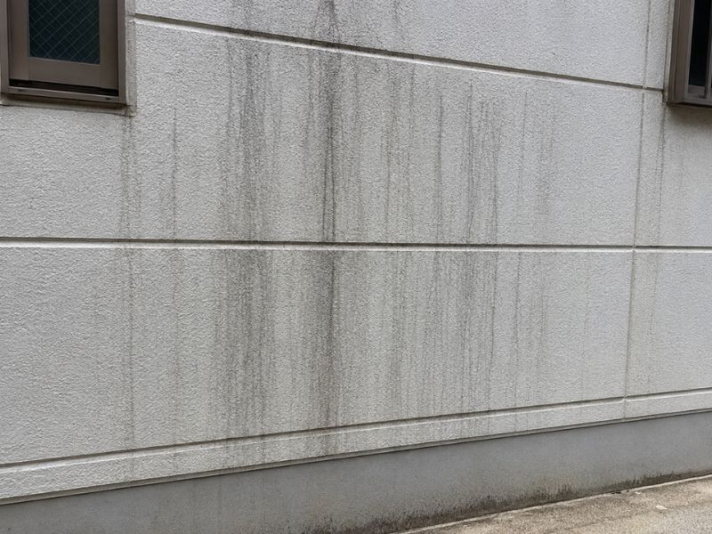外壁の雨だれを防ぐには？黒い筋の原因と外壁塗装前に知りたいお手入れ方法