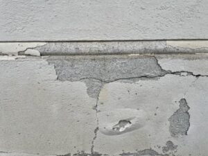 塗膜が剥がれたコンクリート壁
